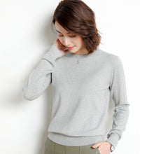 将图片加载到图库查看器,Emphasizing simplicity Ladies Knitted Sweater