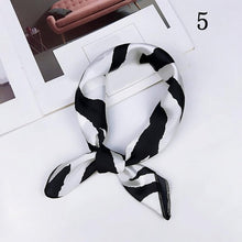 画像をギャラリービューアに読み込む, Fashion Polka Dot Leopard Silk Scarf