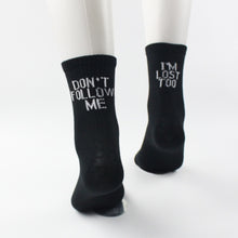 Kép betöltése a galériamegjelenítőbe: Black White Cotton Socks AB Side Don&#39;t Follow Me I&#39;m Lost Creative Unisex Socks
