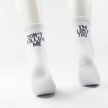 Kép betöltése a galériamegjelenítőbe: Black White Cotton Socks AB Side Don&#39;t Follow Me I&#39;m Lost Creative Unisex Socks
