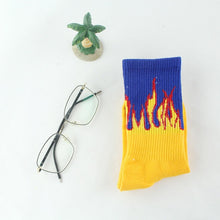 将图片加载到图库查看器，Black White Cotton Socks AB Side Don&#39;t Follow Me I&#39;m Lost Creative Unisex Socks
