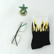 Kép betöltése a galériamegjelenítőbe: Black White Cotton Socks AB Side Don&#39;t Follow Me I&#39;m Lost Creative Unisex Socks
