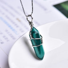 Kép betöltése a galériamegjelenítőbe: Natural Crystal Pendant
