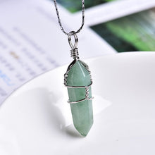 Kép betöltése a galériamegjelenítőbe: Natural Crystal Pendant
