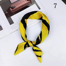 将图片加载到图库查看器，Fashion Polka Dot Leopard Silk Scarf
