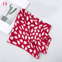 Kép betöltése a galériamegjelenítőbe: Fashion Polka Dot Leopard Silk Scarf
