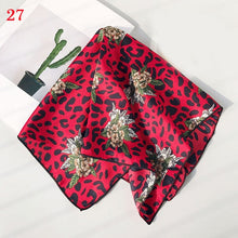 Kép betöltése a galériamegjelenítőbe: Fashion Polka Dot Leopard Silk Scarf
