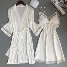 Kép betöltése a galériamegjelenítőbe: Delicate and feminine Bathrobe
