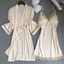 Kép betöltése a galériamegjelenítőbe: Delicate and feminine Bathrobe
