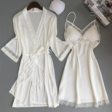 Kép betöltése a galériamegjelenítőbe: Delicate and feminine Bathrobe
