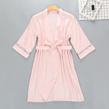 Kép betöltése a galériamegjelenítőbe: Delicate and feminine Bathrobe
