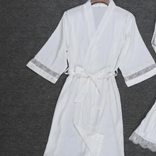 Charger l&#39;image dans la galerie, Delicate and feminine Bathrobe
