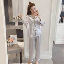 Kép betöltése a galériamegjelenítőbe: Indulge in luxurious comfort Faux Silk Pajama Sets
