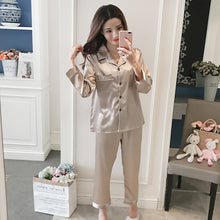 Kép betöltése a galériamegjelenítőbe: Indulge in luxurious comfort Faux Silk Pajama Sets
