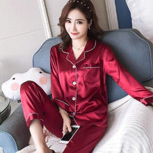 Kép betöltése a galériamegjelenítőbe: Indulge in luxurious comfort Faux Silk Pajama Sets
